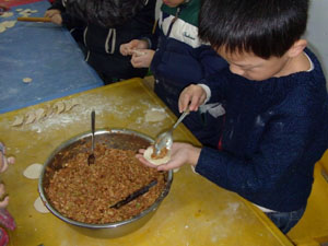 启乐园冬至组织孩子们包饺子
